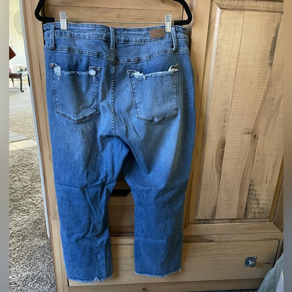 Distressed Judy Blue Straight Crop jeans - Picture 5 of 5